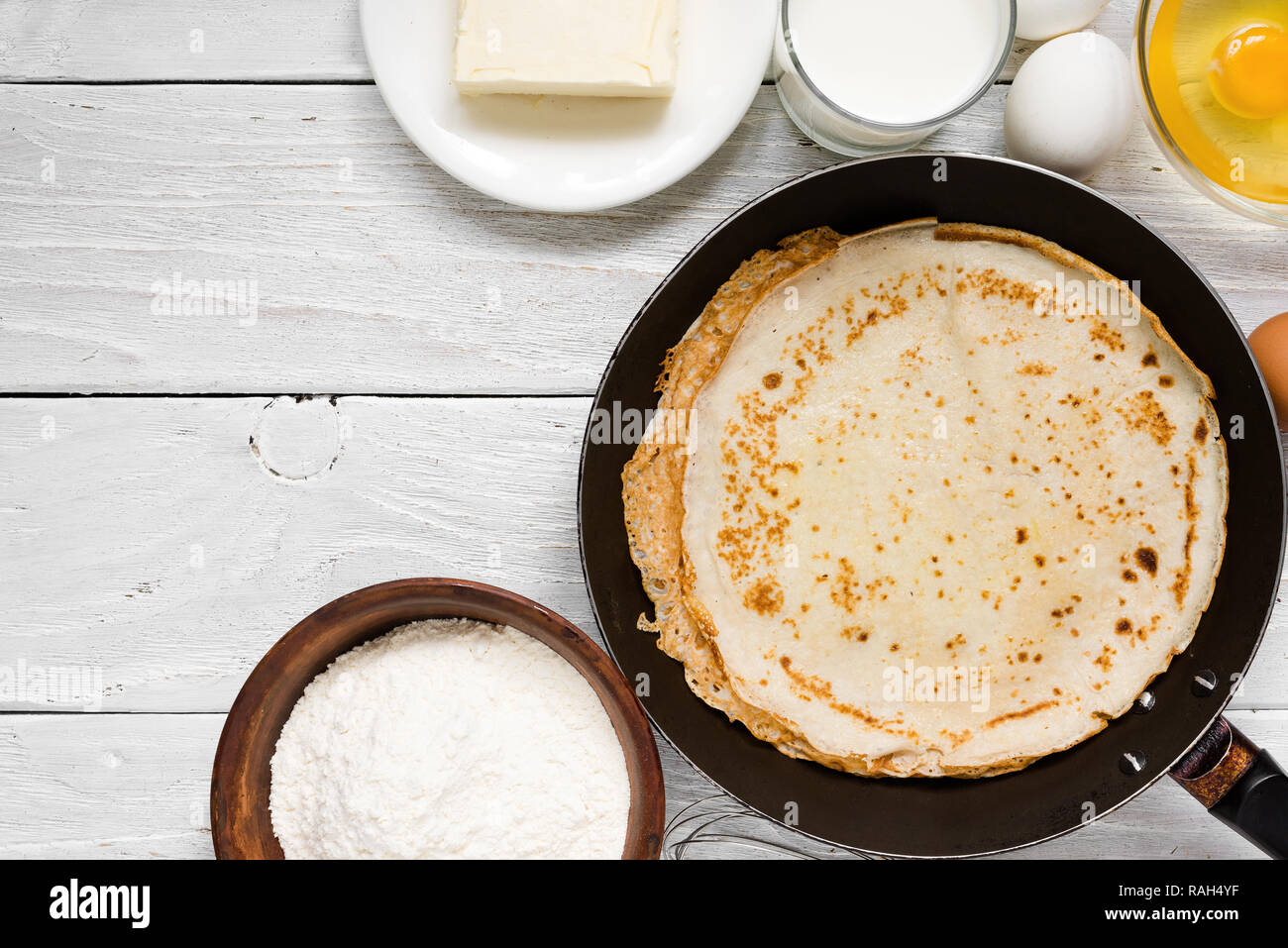 Pile de crêpes sur poêle avec tableau blanc sur les ingrédients. Concept de cuisine vue d'en haut. Banque D'Images
