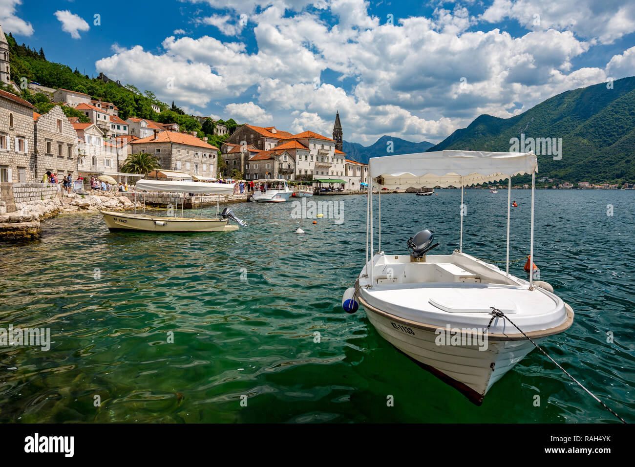 PERAST, MONTENGRO - 16 MAI 2017 : bateaux blancs utilisés pour inciter les touristes à les deux églises Notre-Dame du Rocher et l'île de St.George flottent dans Peras Banque D'Images