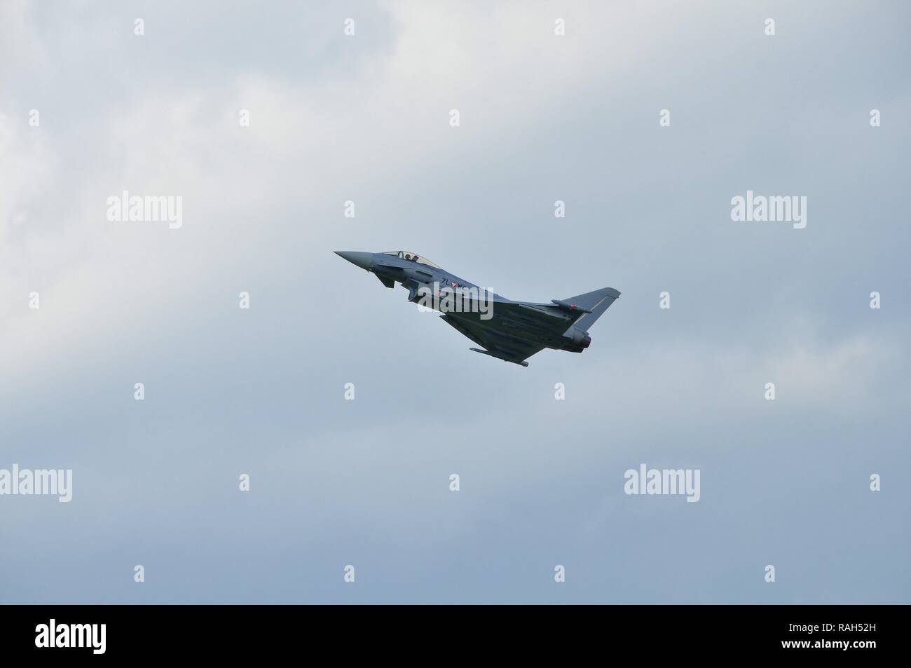 Zeltweg, Autriche - 1 juillet 2011 : l'Eurofighter Typhoon sur la formation de vol au-dessus de base aérienne militaire de Zeltweg en Autriche. Le typhon est la tentative de l'Europe Banque D'Images