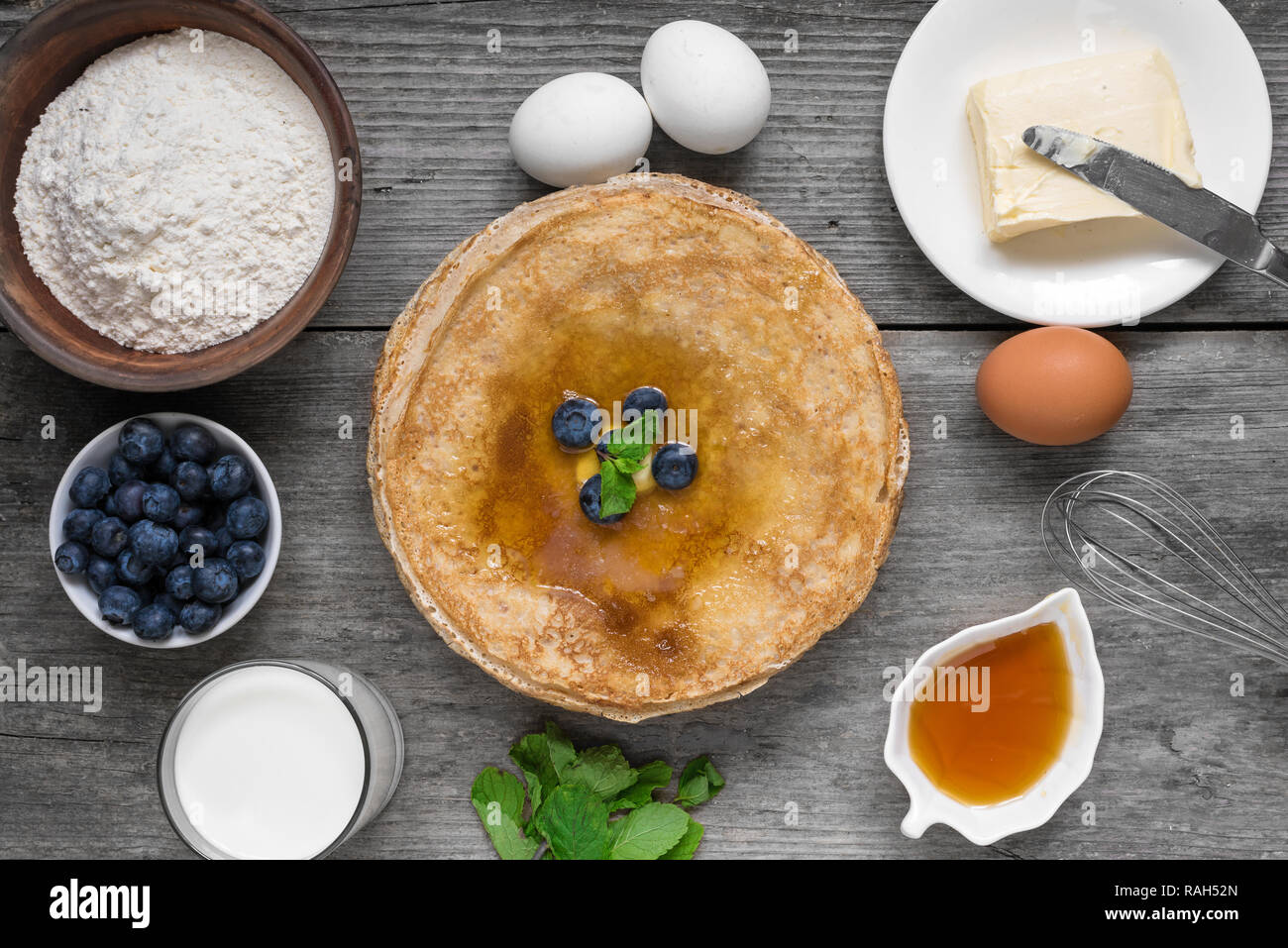 Pile de crêpes avec des ingrédients, de bleuets frais, de menthe et de sirop d'érable pour le petit déjeuner. haut voir concept de cuisine. Banque D'Images
