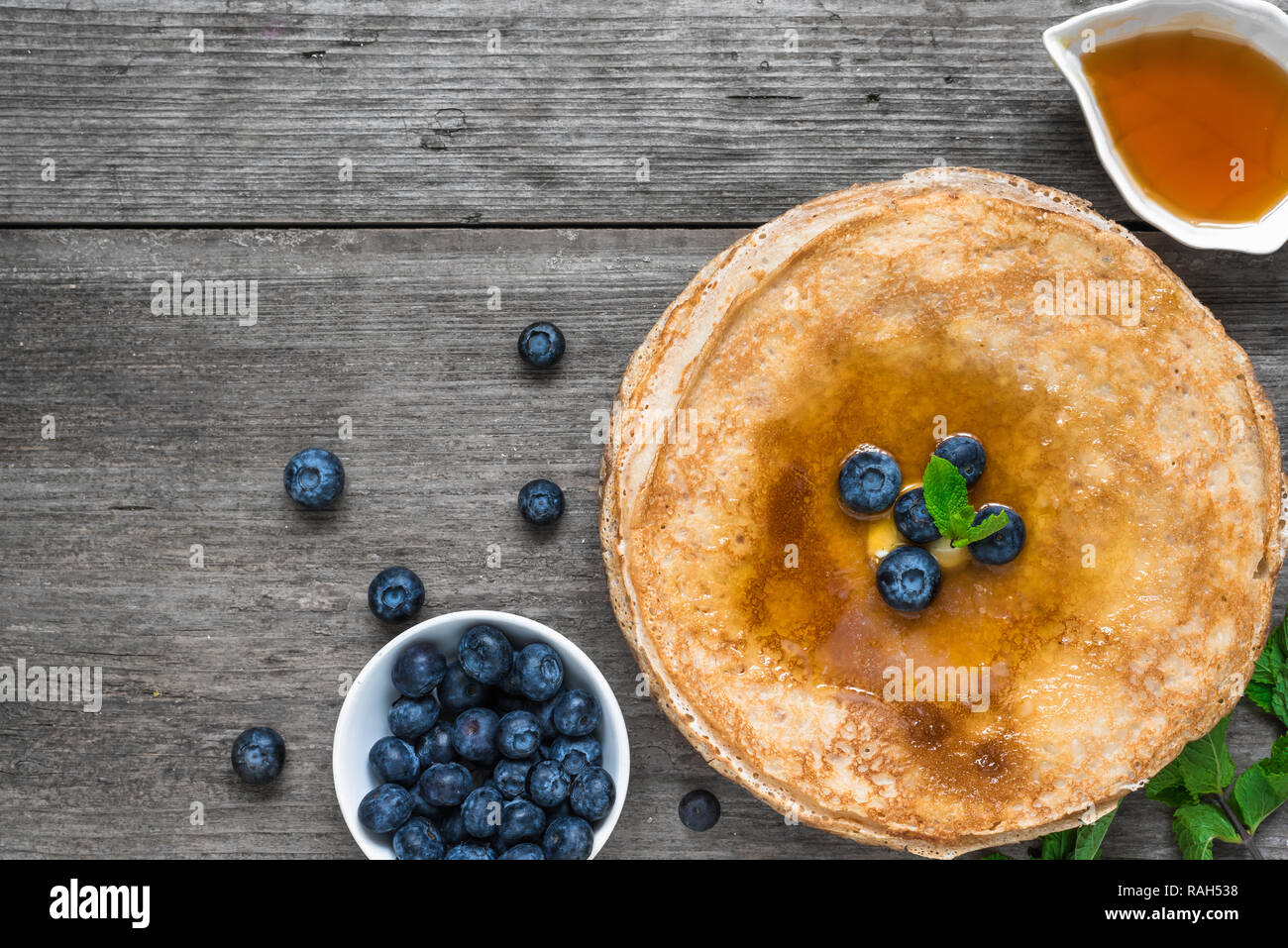 Crêpes de bleuets frais, de menthe et de sirop d'érable pour le petit-déjeuner. top view with copy space Banque D'Images