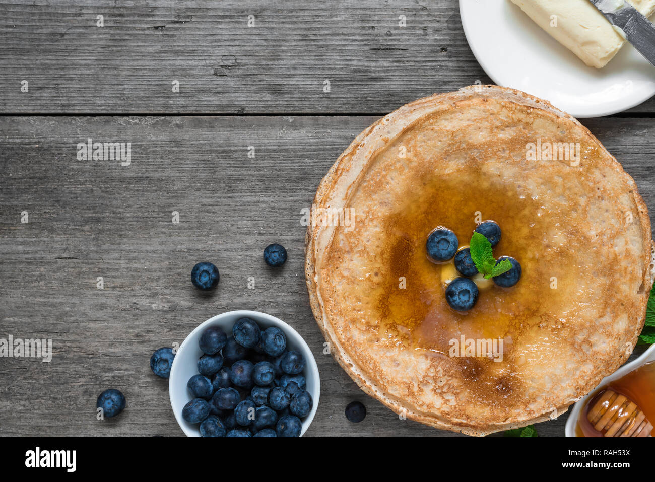 Crêpes de bleuets frais, de la menthe et du miel pour le petit-déjeuner. top view with copy space Banque D'Images