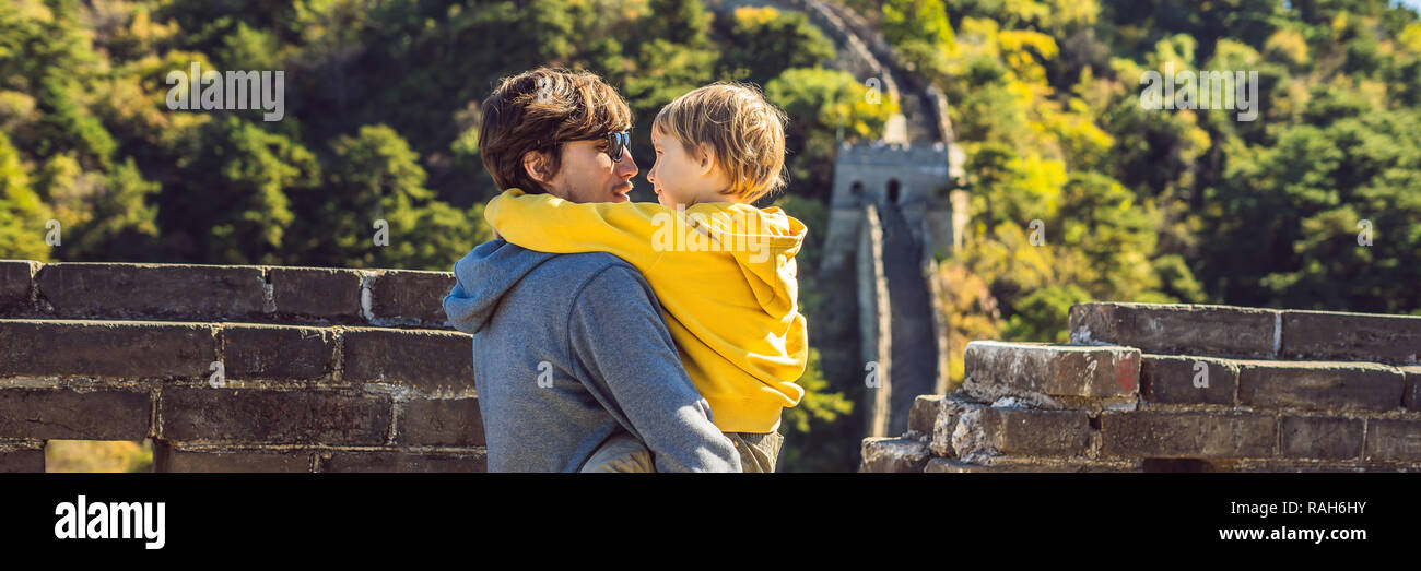 Joyeux Heureux touristes joyeux père et fils à la Grande Muraille de Chine s'amusant sur billet smiling rire et danser au cours de voyage de vacances en Asie. Destination de la Chine. Voyage avec enfants en Chine BANNIÈRE CONCEPT, format long Banque D'Images