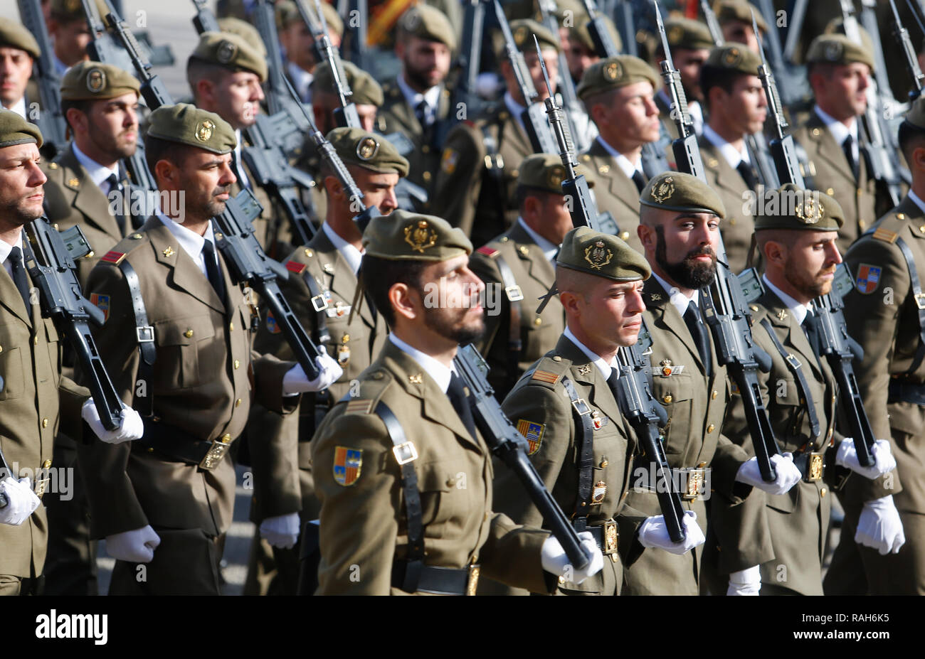 Palma de Majorque / Espagne - Décembre 8,2018 : des troupes espagnoles mars pendant le défilé pour commémorer le 8 décembre le patron de l'Armée de l'Espagne la Vierge Banque D'Images