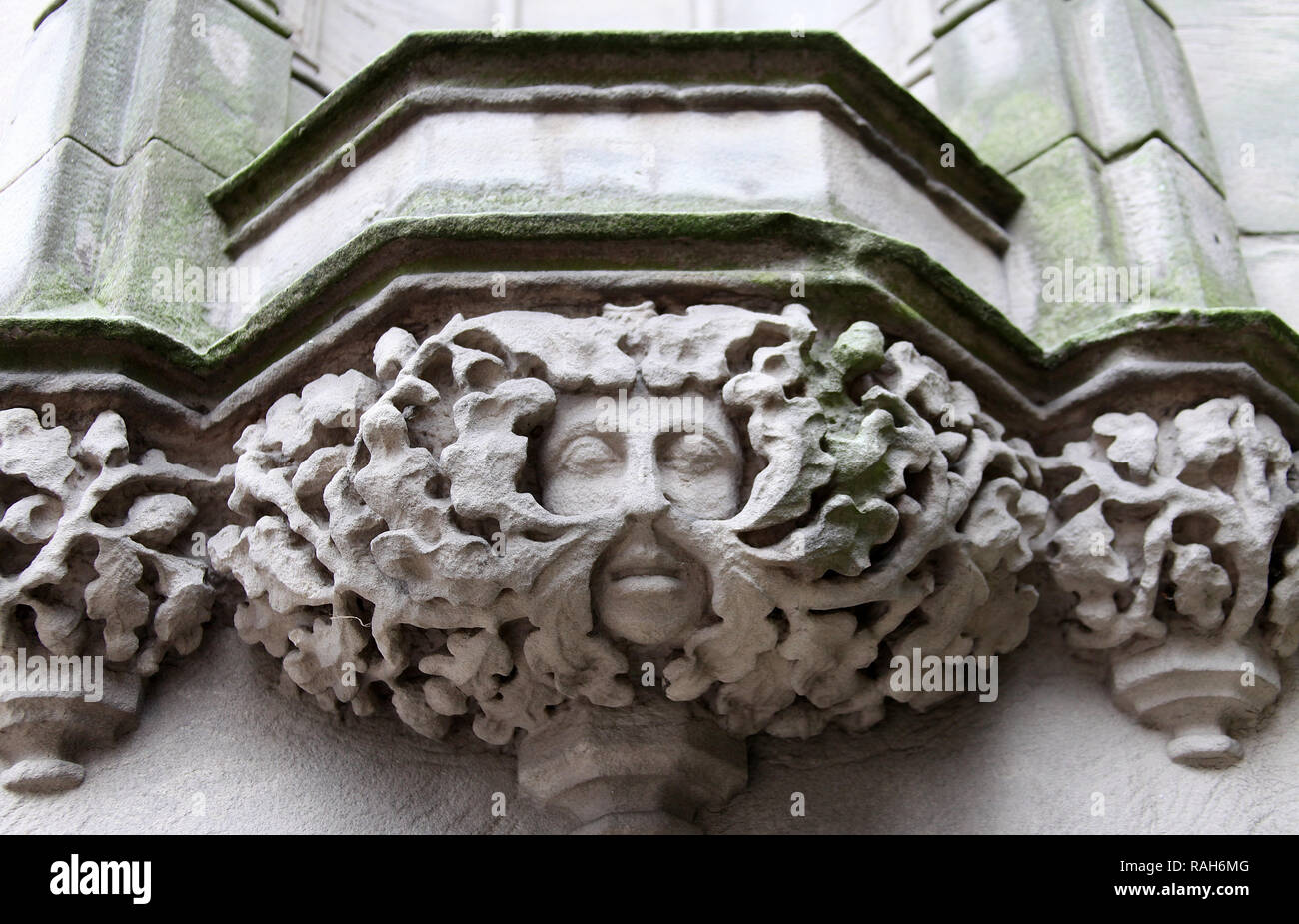Sculpture homme vert à l'entrée de la cathédrale de Derby Banque D'Images