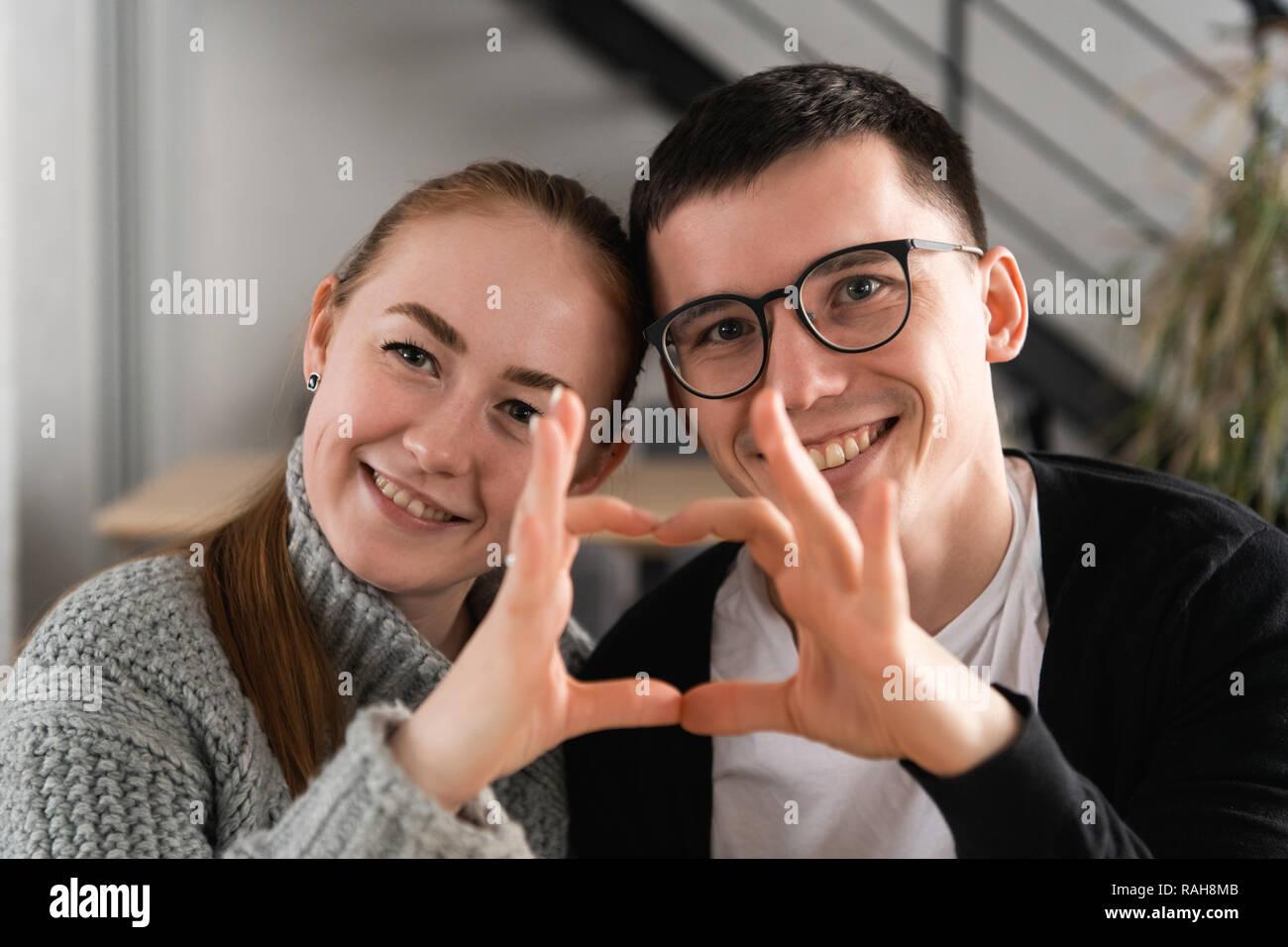 Gros plan du couple avec les mains en forme de coeur Banque D'Images