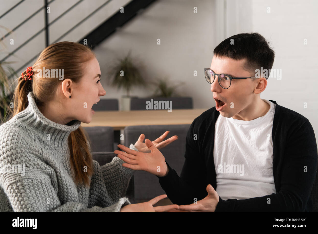 Angry couple attrayant et combats criant à l'autre Banque D'Images