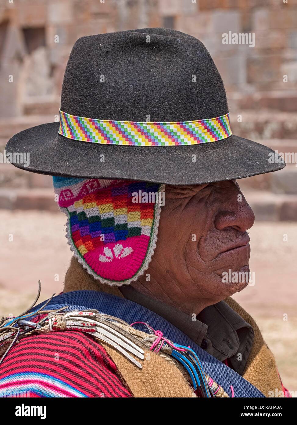 Dans l'homme des peuples autochtones tenue nationale typique avec chapeau typique, Tihuanaku, Tiawanacu, Tiahuanaco, Site du patrimoine mondial de l'UNESCO Banque D'Images