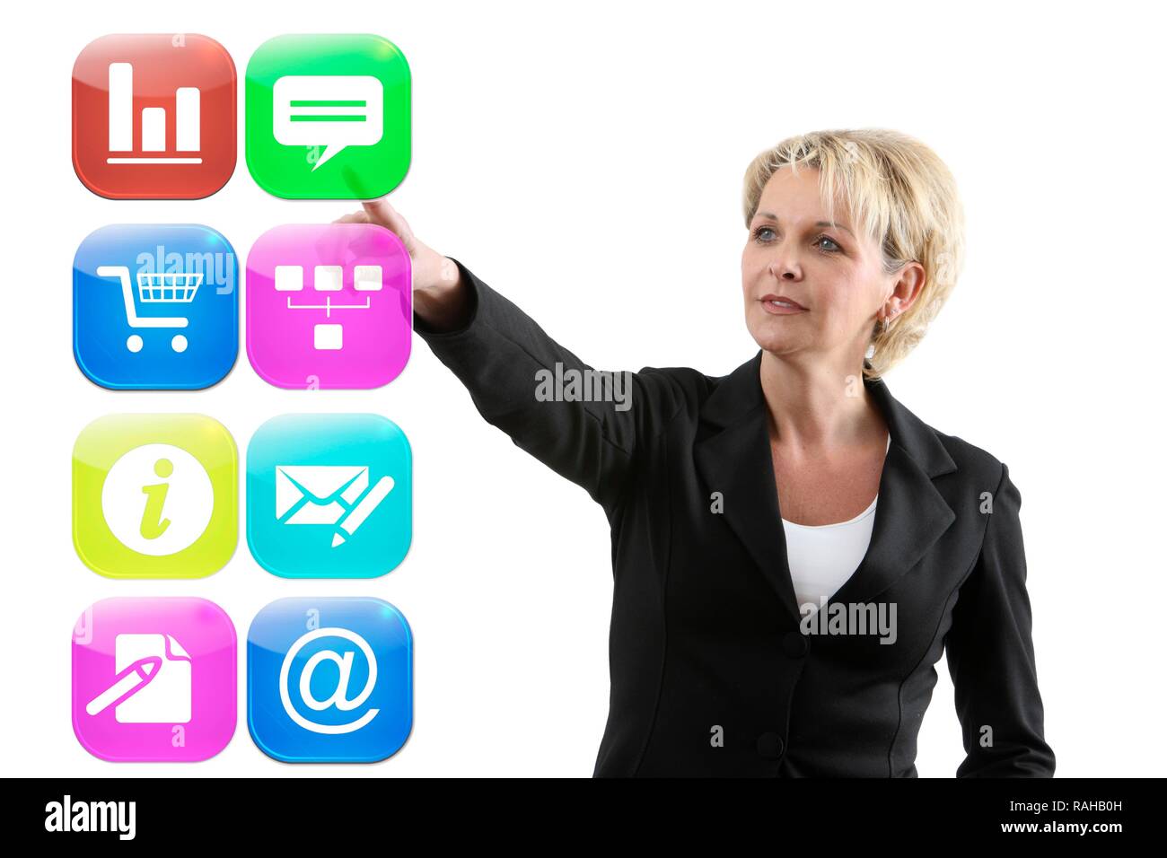 Femme à l'aide de virtual icônes, l'interface utilisateur interactive, symbolique de l'image des travaux Banque D'Images
