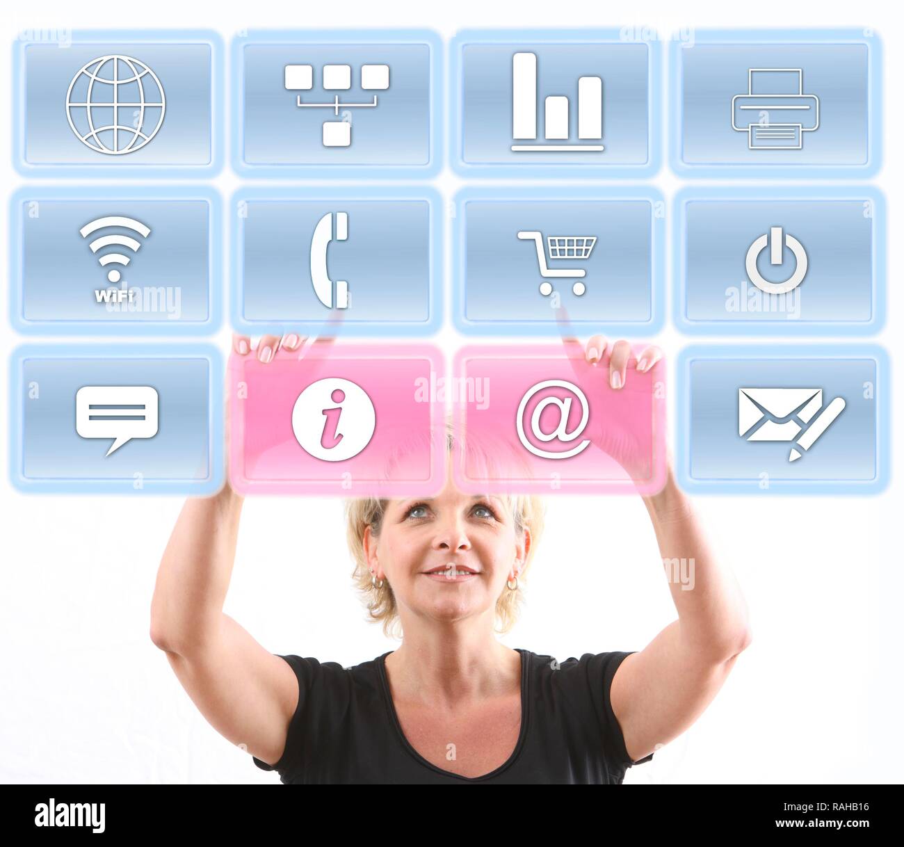 Femme à l'aide de virtual icônes, l'interface utilisateur interactive, symbolique de l'image des travaux Banque D'Images