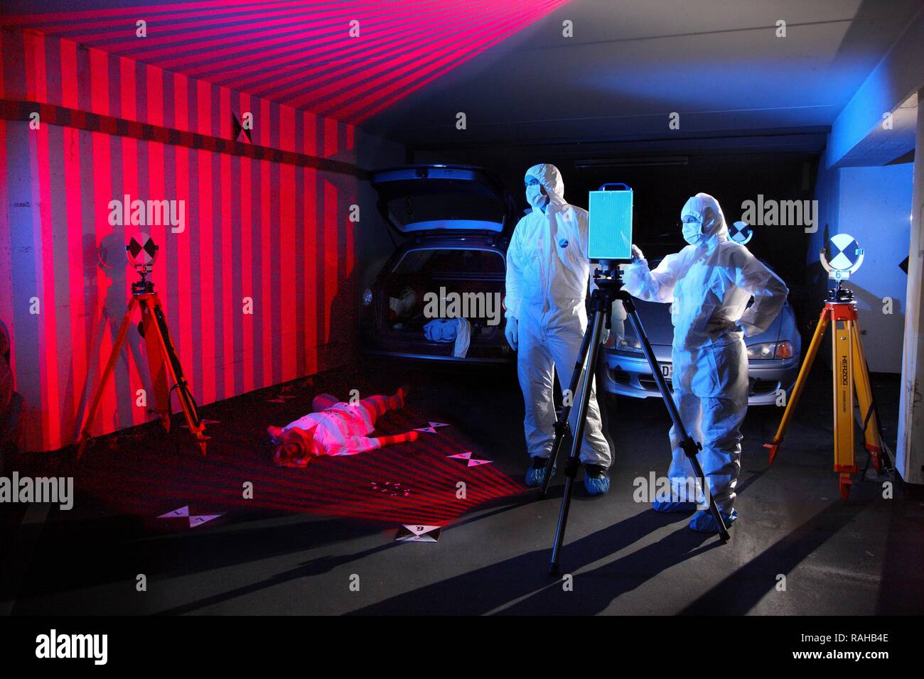 Kriminaltechnisches Institut, KTI, Forensic Science Institute, arpenteur de scène de crime, avec l'aide d'un scanner laser 3D A Banque D'Images