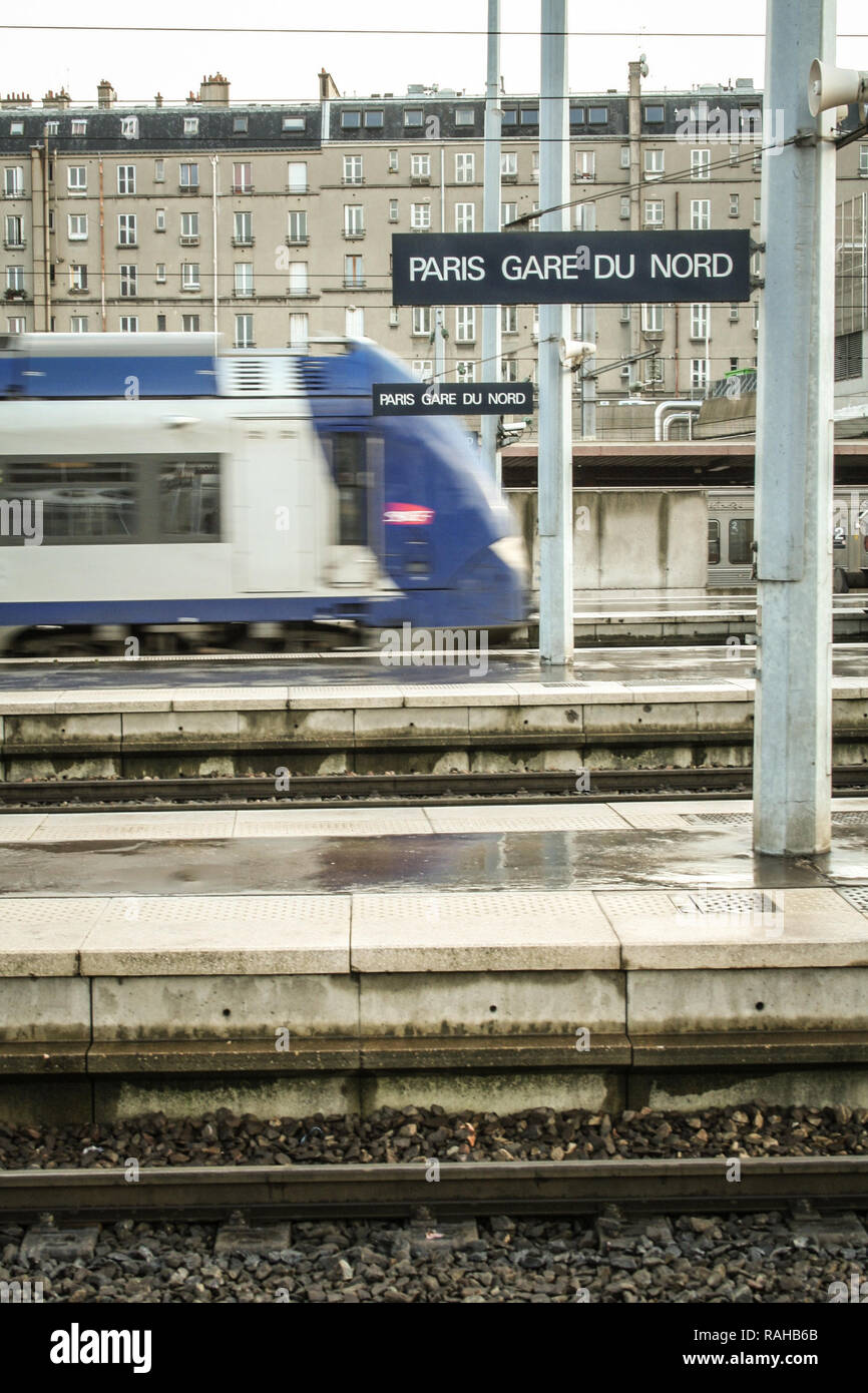 PARIS, FRANCE - Le 11 août 2006 : train régional entrer dans Paris Gare du Nord sur les principales plateformes de vitesse avec un effet de flou. Cette station Banque D'Images