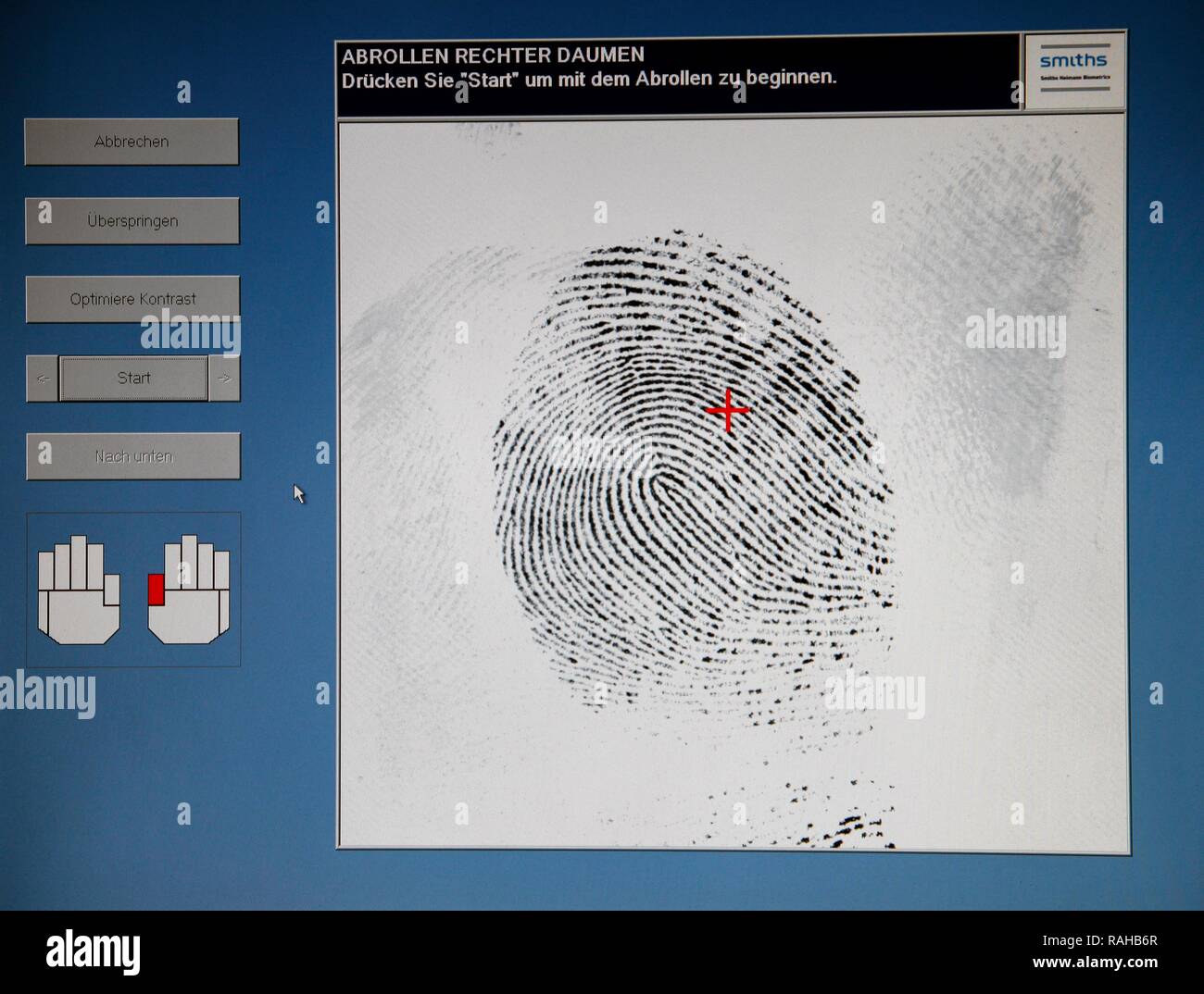 Les empreintes digitales d'un suspect sont pris à la police, la numérisation des empreintes digitales et palmaires, département des enquêtes criminelles Banque D'Images