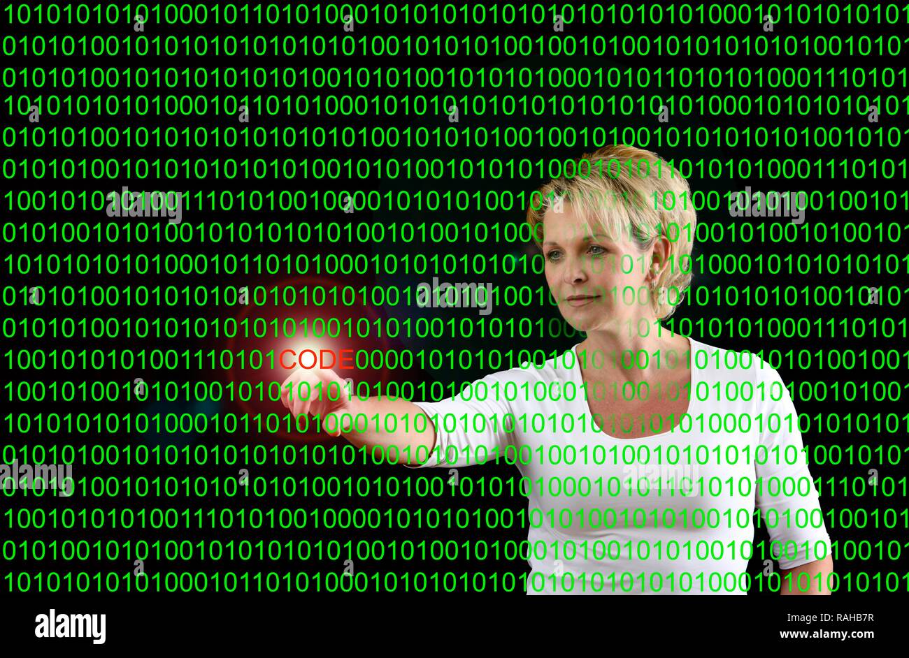 Femme avec un code de l'ordinateur et le mot en surbrillance 'Code', image symbolique pour les pirates informatiques, la sécurité des données, la criminalité informatique Banque D'Images