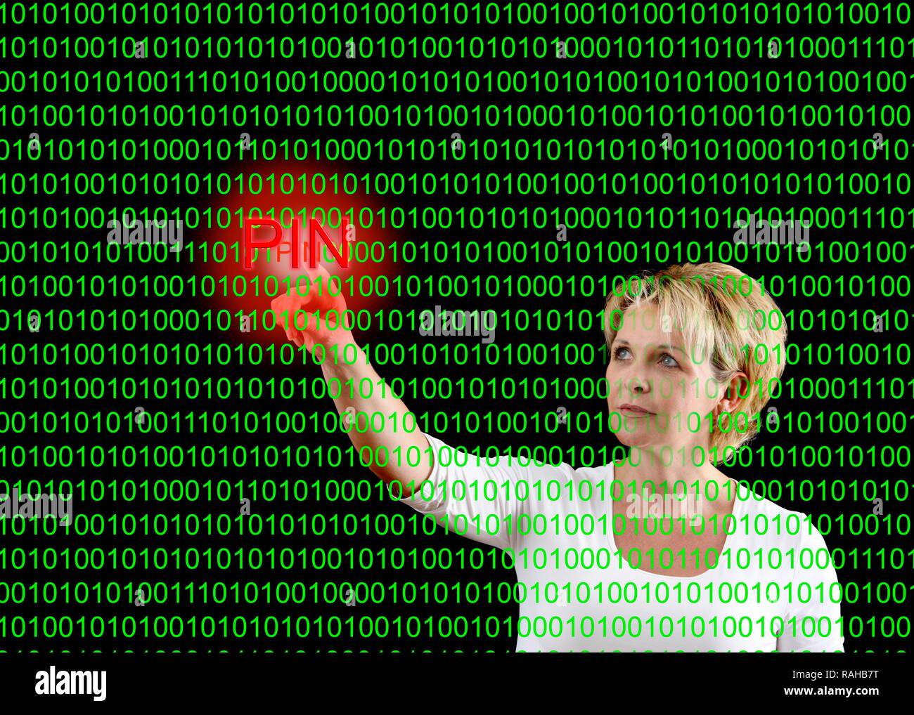 Femme avec un code de l'ordinateur et le mot en surbrillance 'PIN', image symbolique pour les pirates informatiques, la sécurité des données, la criminalité informatique Banque D'Images