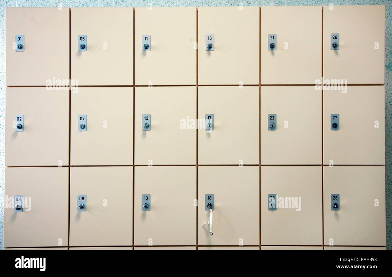Des casiers dans les vestiaires d'une salle de sport Banque D'Images