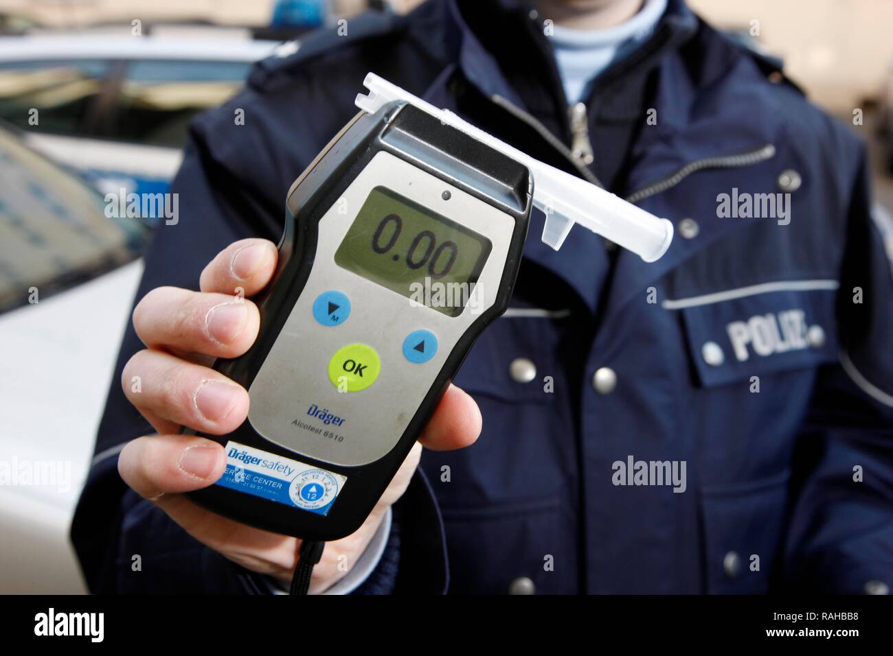 Policier tenant un dépistage de l'alcool dans l'appareil de contrôle de la  capacité d'un conducteur de conduire une voiture, montrant une lecture de  0.00 par Photo Stock - Alamy