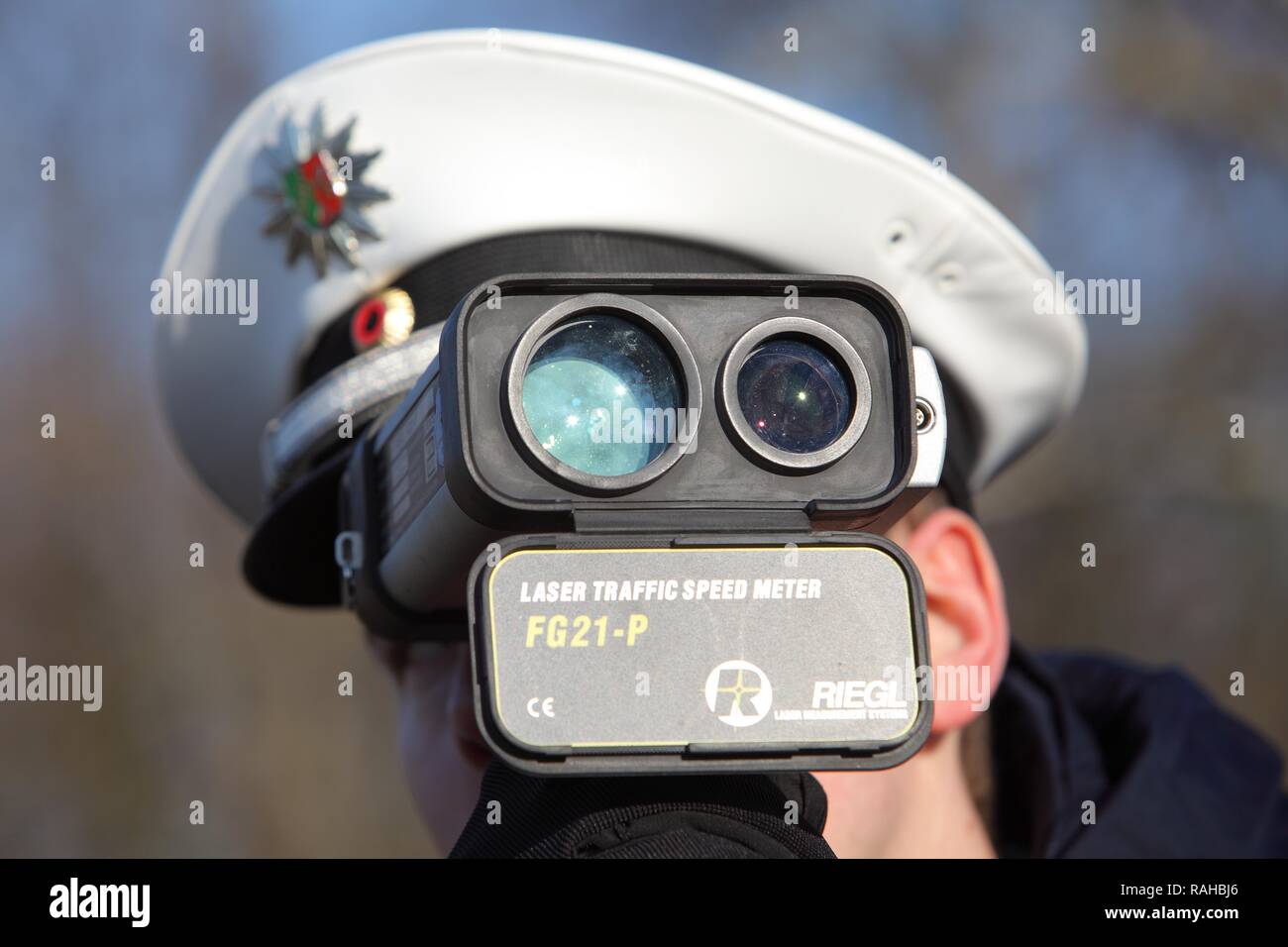 Appareil de mesure laser utilisé par la police, vitesse trap marathon de la police en Rhénanie du Nord-Westphalie, 24 heures de Banque D'Images