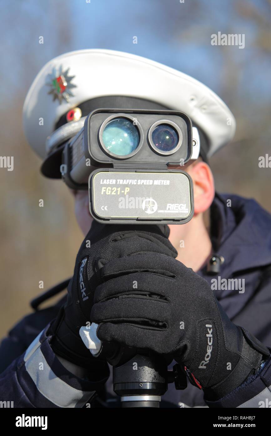 Appareil de mesure laser utilisé par la police, vitesse trap marathon de la police en Rhénanie du Nord-Westphalie, 24 heures de Banque D'Images