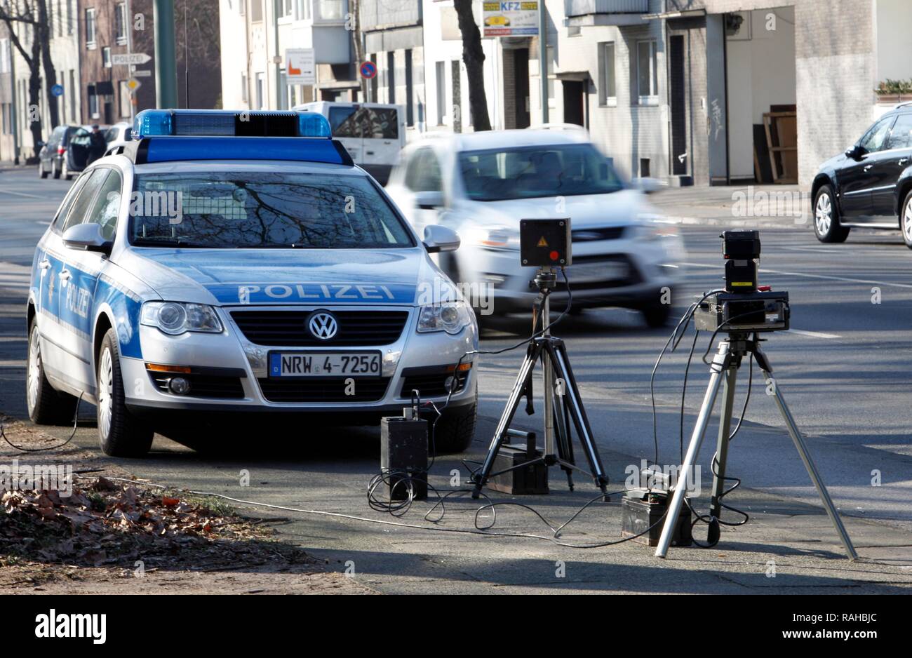 Appareil de mesure laser utilisé par la police, vitesse trap marathon de la police en Rhénanie du Nord-Westphalie, 24 heures de Banque D'Images