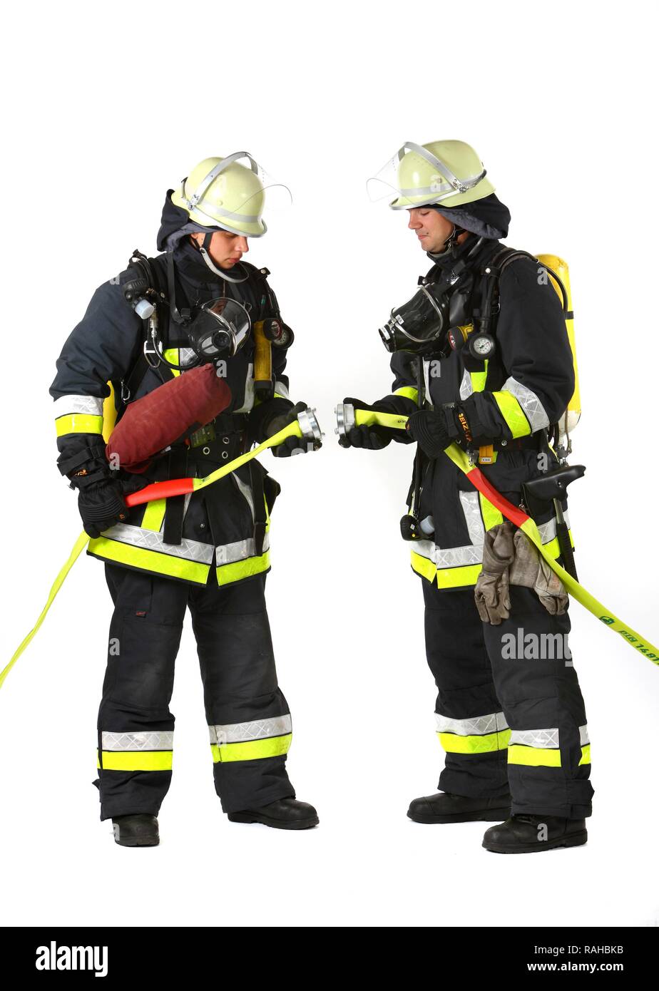 Les pompiers d'une équipe de lutte contre l'incendie porter un équipement respiratoire reliant deux c-flexibles, les pompiers professionnels de la Banque D'Images