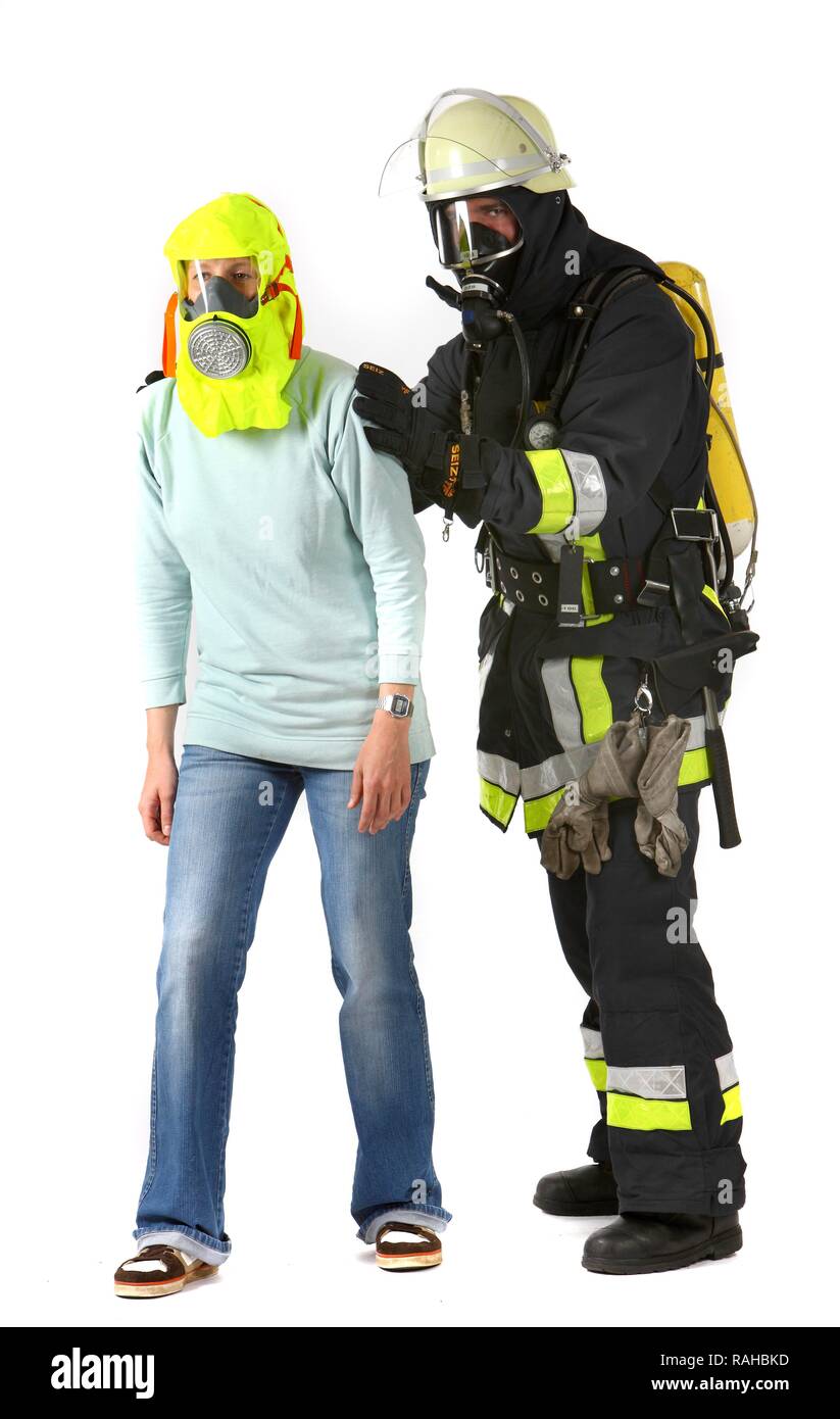 L'équipement de protection respiratoire porter pompier avec une personne portant une hotte d'urgence qui permet d'évacuer Banque D'Images