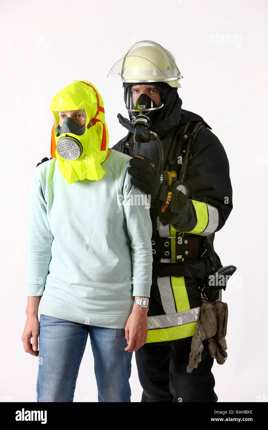 L'équipement de protection respiratoire porter pompier avec une personne portant une hotte d'urgence qui permet d'évacuer Banque D'Images