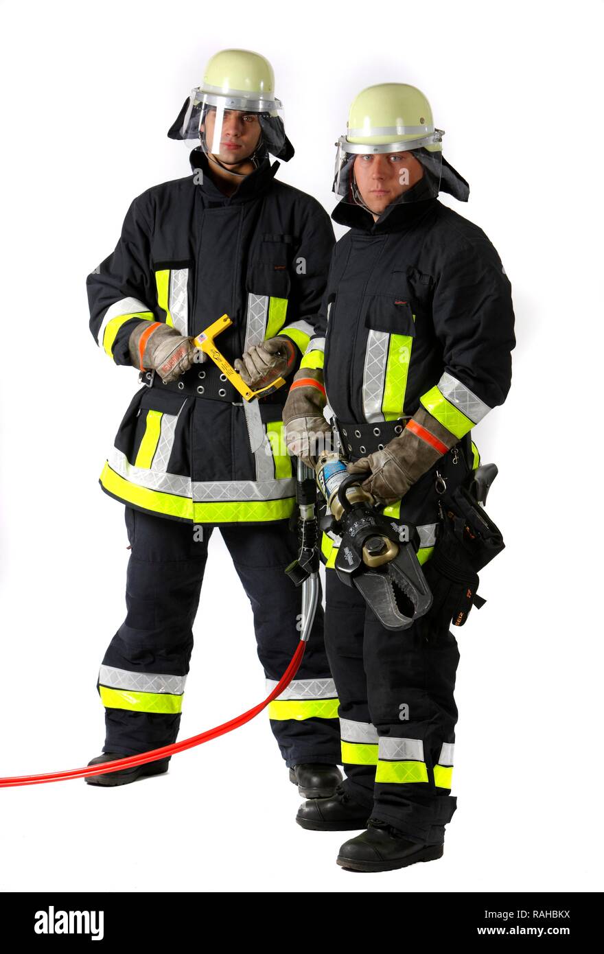 Les pompiers tenant un verre vu et cisailles hydrauliques utilisés pour découper les pièces métalliques pour sauver des personnes, les pompiers professionnels de Banque D'Images