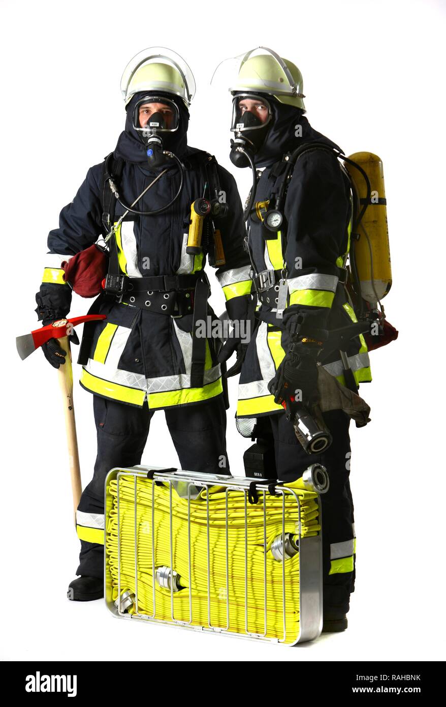 Les pompiers, l'escouade d'intervention pour la lutte contre les incendies, portant des vêtements en Nomex, un casque avec une visière, une hache d'incendie, Banque D'Images