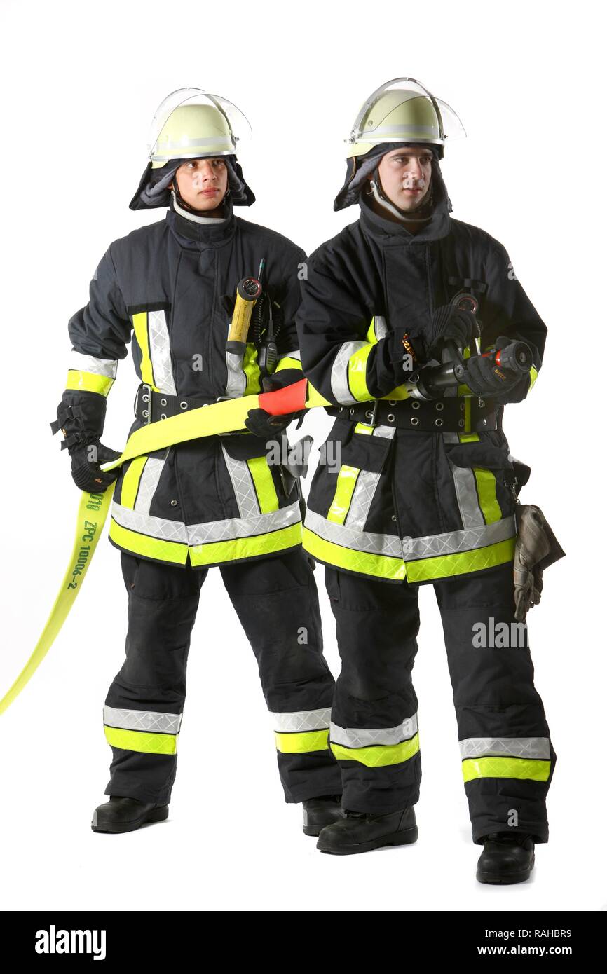 Pompiers, partie d'une équipe d'intervention pour la lutte contre les incendies, de vêtements de protection en Nomex, un casque avec une visière, une hache d'incendie, Banque D'Images