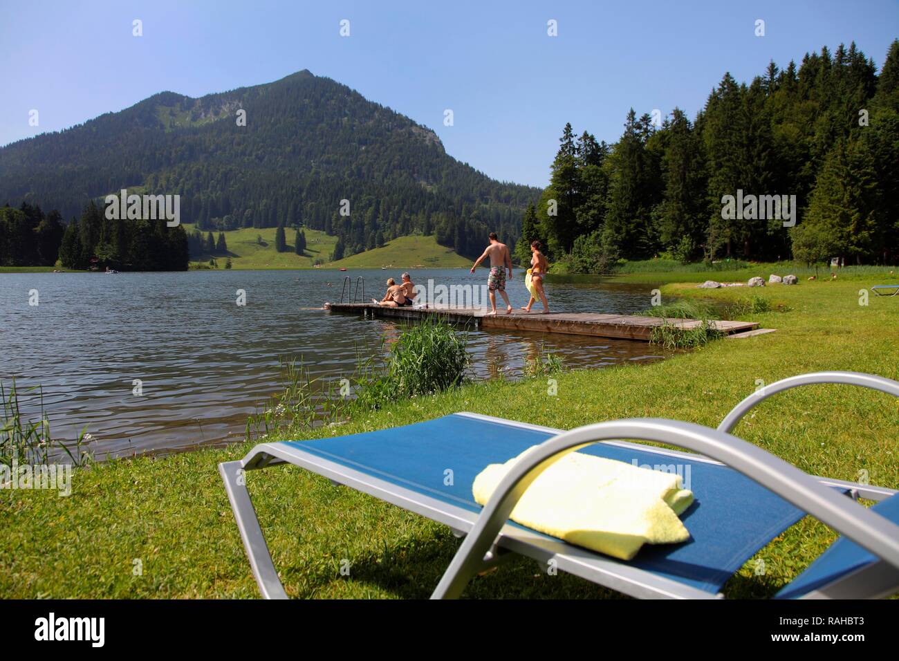 Bains de soleil sur le lac Spitzingsee, un lac de montagne, 1084 mètres au-dessus du niveau de la mer, montagnes, Mangfall, Bavière Haute-bavière Banque D'Images