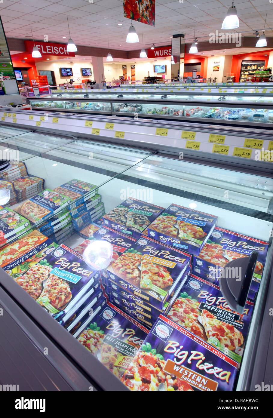 Les congélateurs avec divers produits congelés, les aliments de commodité,  de libre-service, de l'alimentation ministère, supermarché Photo Stock -  Alamy
