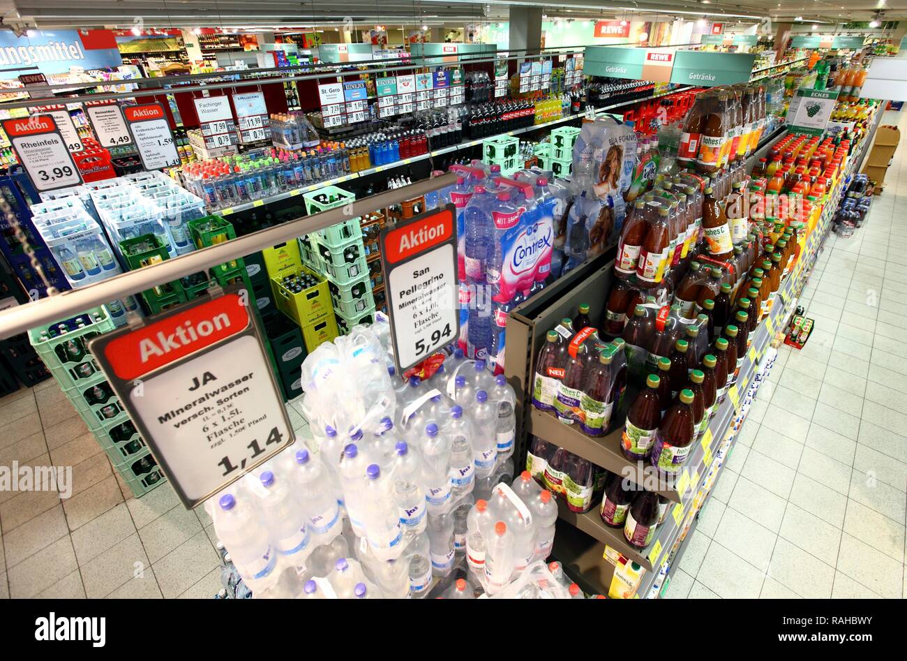 Distribution de boissons, de libre-service, de l'alimentation ministère, supermarché Banque D'Images