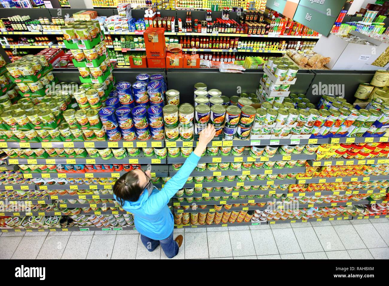 Femme courses au supermarché, de l'alimentation ministère, de libre-service, supermarché Banque D'Images