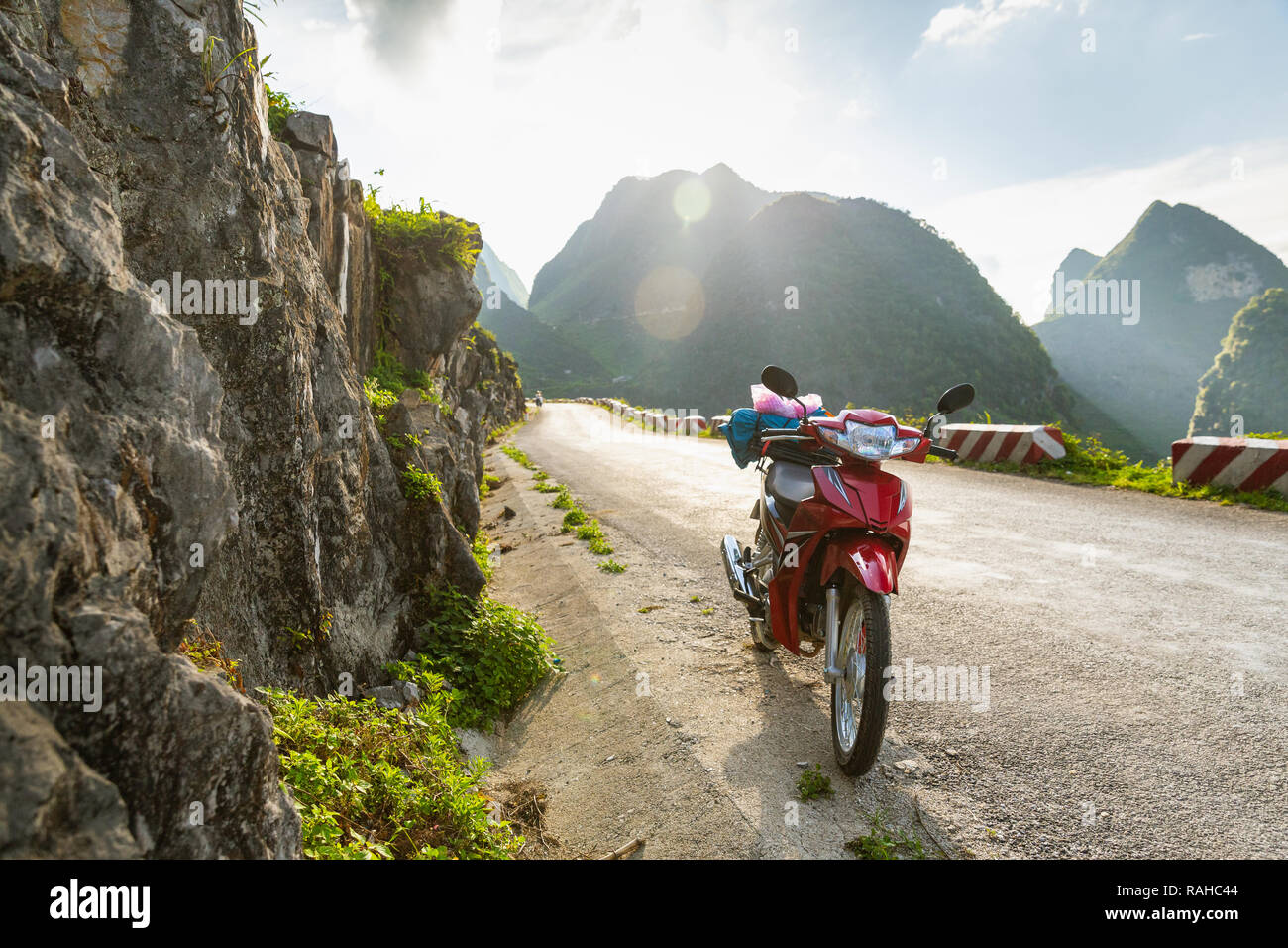 Moto rouge garée sur le côté de la route, sur la boucle de Ha Giang, Province de Ha Giang, Vietnam, Asie Banque D'Images