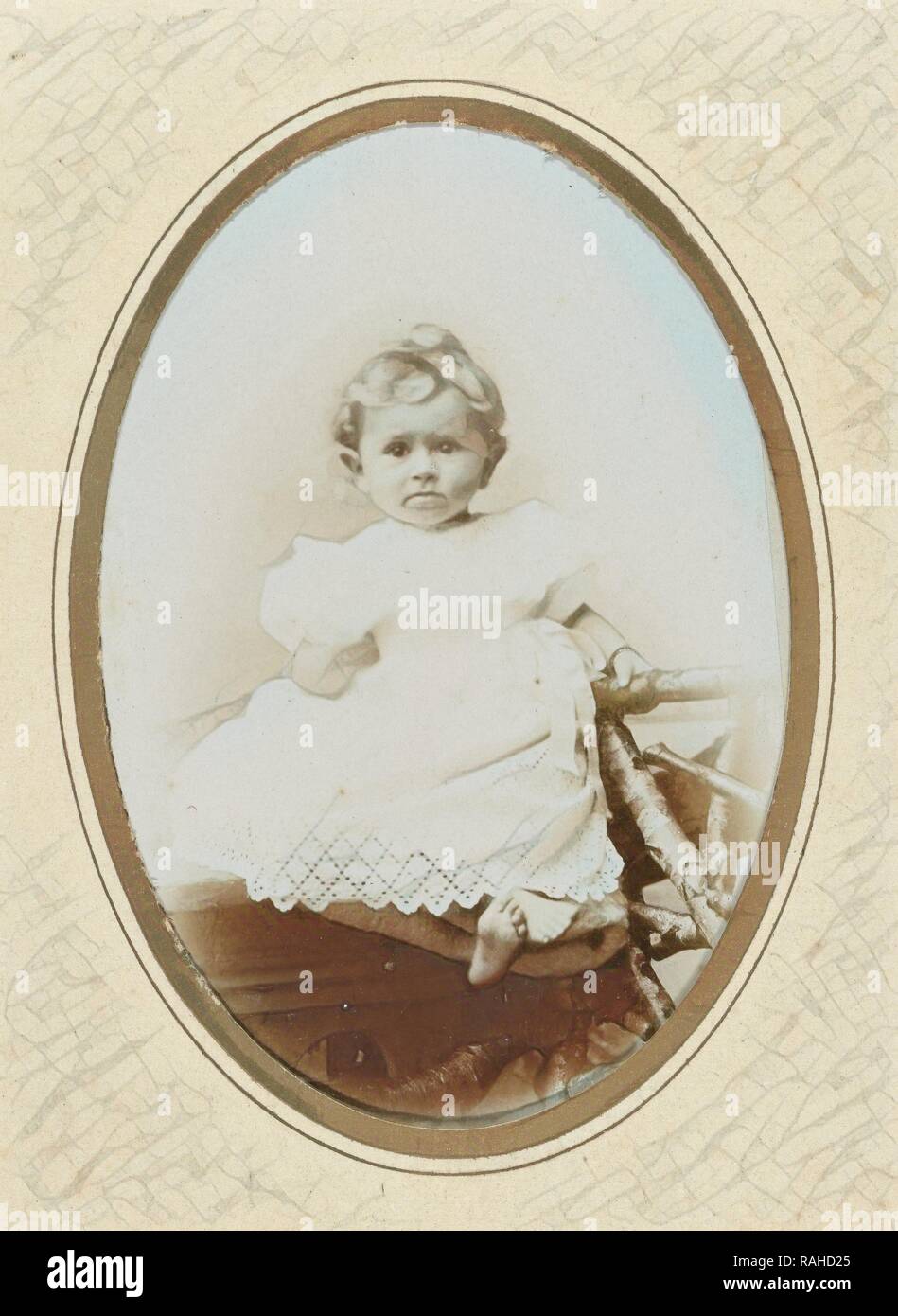 Robe Crochet maternelle Portrait assis sur une clôture rustique, Th.F. v.d. Pol, 1900. Repensé par Gibon. L'art classique repensé Banque D'Images