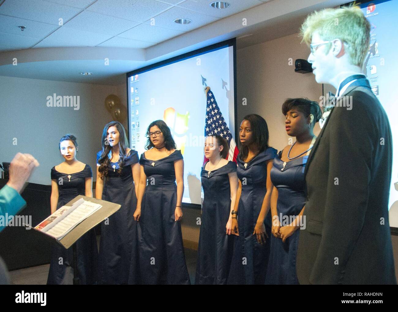 Le Chapin High School Choir Chante La Chanson De L Armee De Corps D Infirmiere Au Cours De La 116e Anniversaire De L Armee De Corps Infirmier A William Beaumont Army Medical Center Le 2 Le Chapin High School Choir Chante La Chanson De L Armee De Corps D Infirmiere Au Cours De La 116e Anniversaire De L Armee De Corps Infirmier A William Beaumont Army Medical Center Le 2