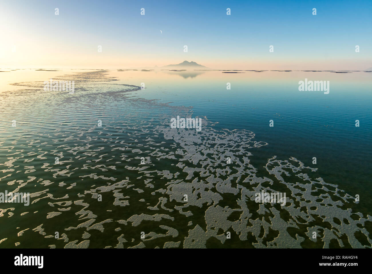 Sur l'île du lac d'Orumieh, le deuxième lac de sel dans le monde Banque D'Images Sur l'île du lac d'Orumieh, le deuxième lac de sel dans le monde Banque D'Images