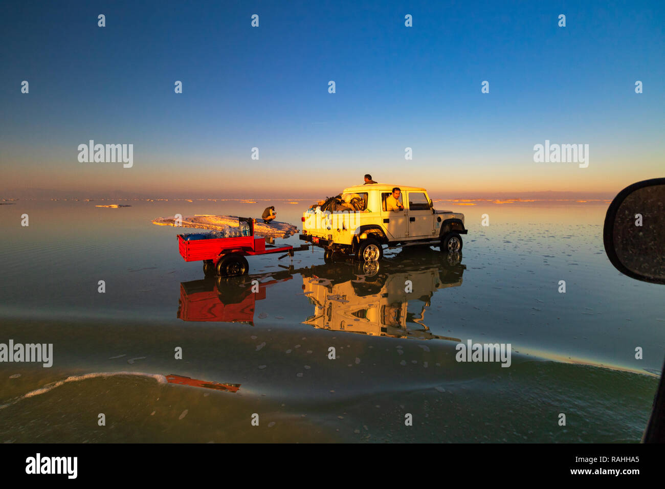 Sur l'île du lac d'Orumieh, le deuxième lac de sel dans le monde Banque D'Images Sur l'île du lac d'Orumieh, le deuxième lac de sel dans le monde Banque D'Images