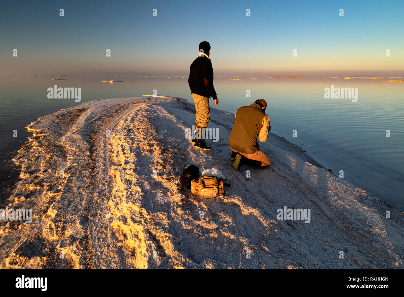 Sur l'île du lac d'Orumieh, le deuxième lac de sel dans le monde Banque D'Images Sur l'île du lac d'Orumieh, le deuxième lac de sel dans le monde Banque D'Images