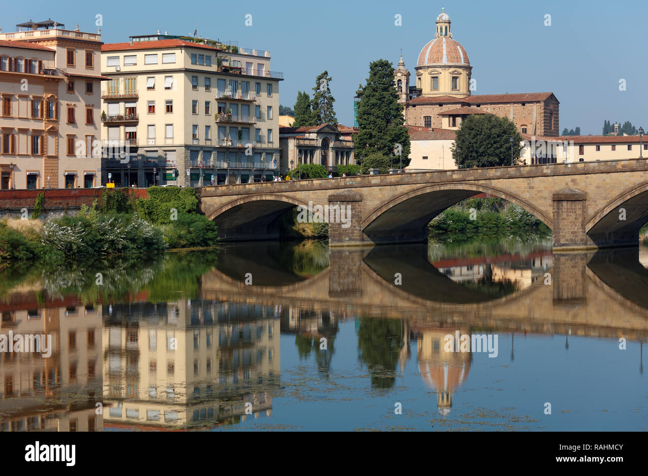 Florence, Italie - 8 août 2018 : les gens sur le pont Ponte alla Carraia contre l'église de San Frediano di Cestello. Le pont actuel a été terminée Banque D'Images