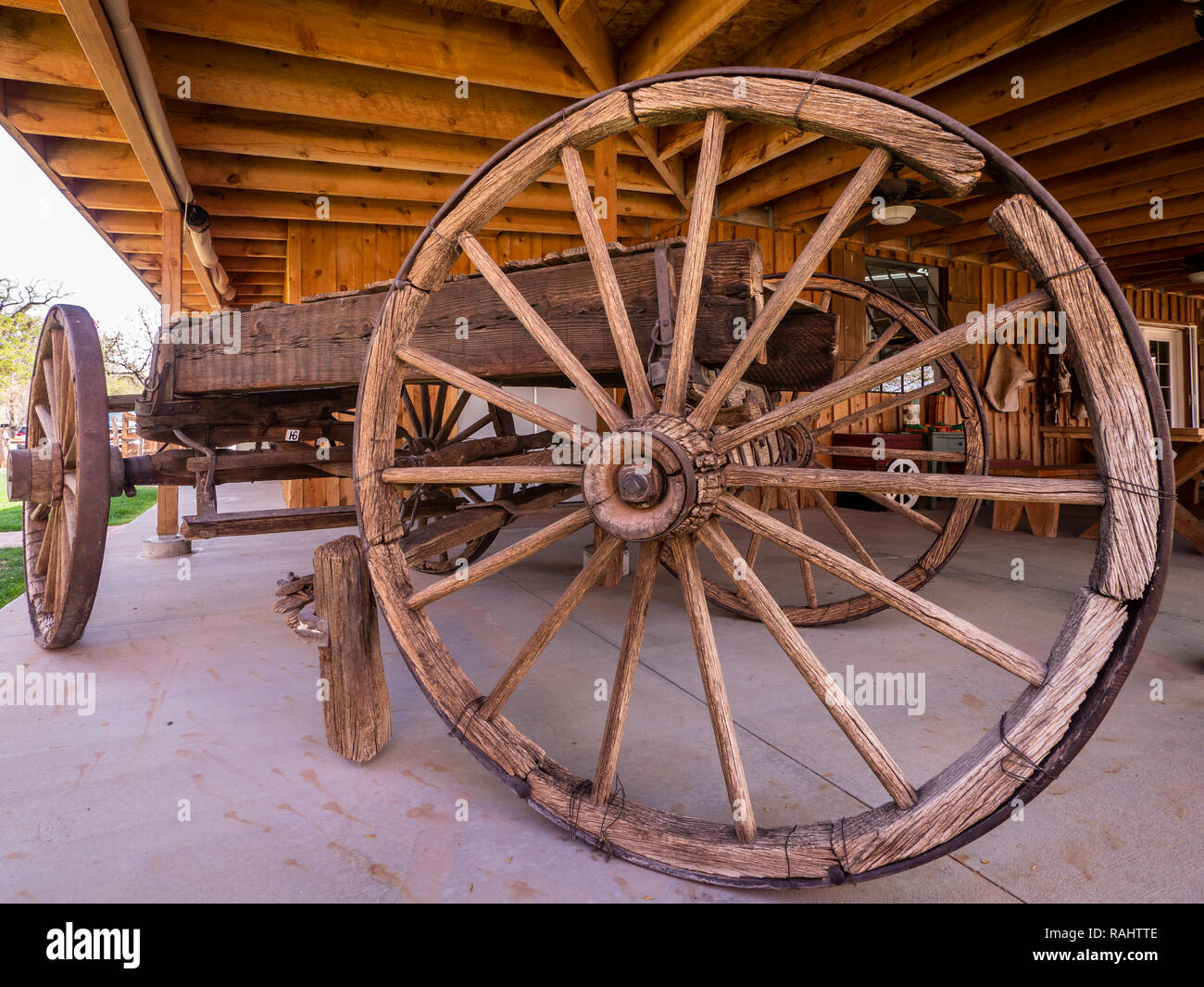 L'un des wagons d'origine pour voyager à travers le trou dans la roche, Sentier Bluff Fort, Bluff, Utah. Banque D'Images