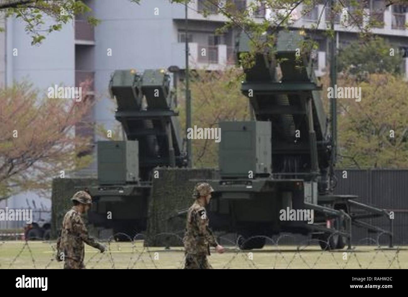 JOINT BASE PEARL CHABOR-, New York HICKAM et les États-Unis et le Japon ont mis l'accent sur le développement de moyens d'assurer une coordination entre l'opération et le commandement tactique et les agences de contrôle, radars de détection, Patriot, unités et navires Aegis afin d'assurer l'engagement des missiles hostiles. Sur la photo est un patriote japonais batterie. Banque D'Images