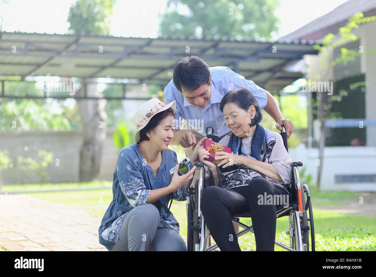 Fils et Fille mère âgée dans les petits cadeaux Banque D'Images