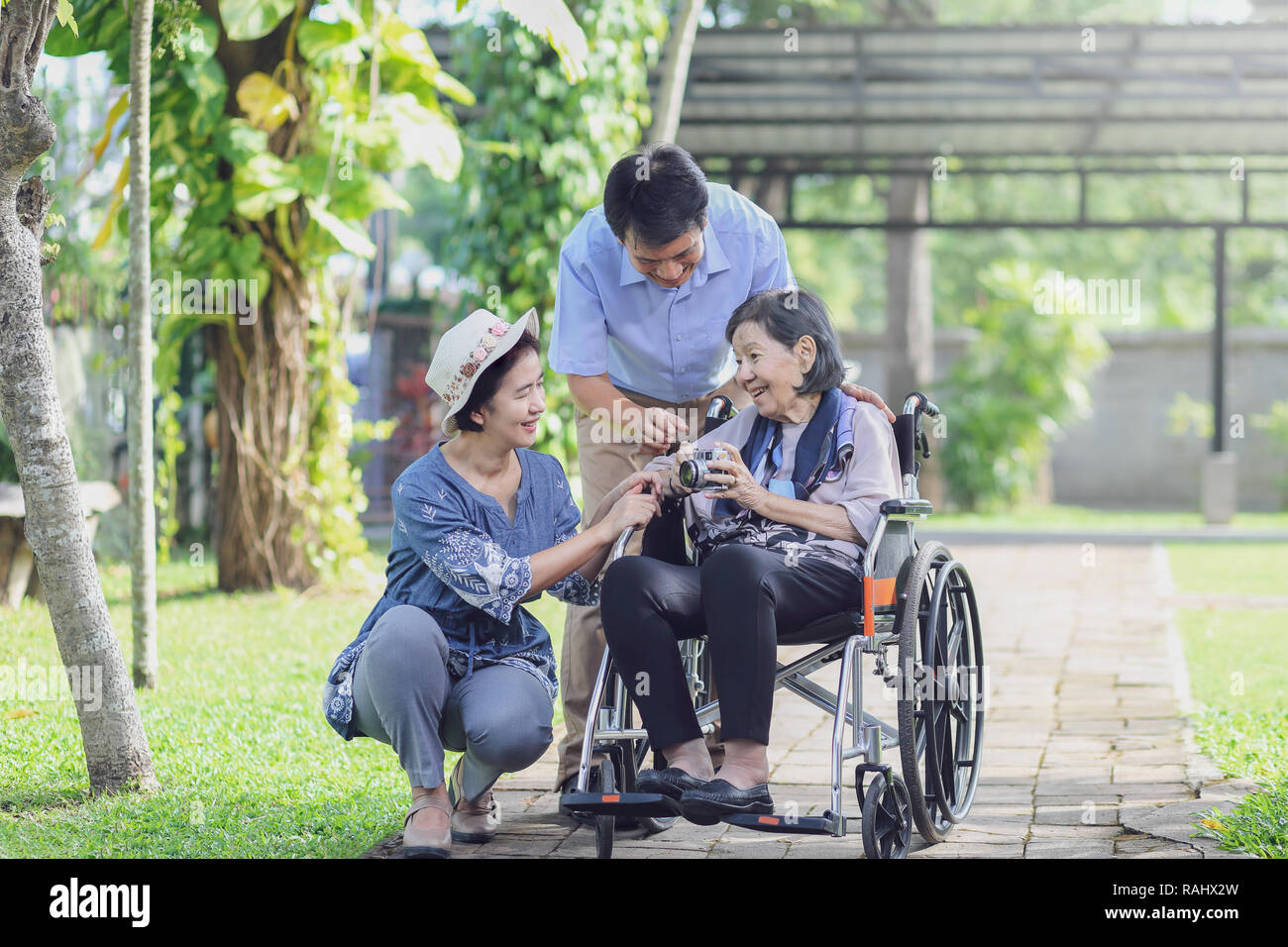 Fils et Fille à la mère âgée après in backyard Banque D'Images