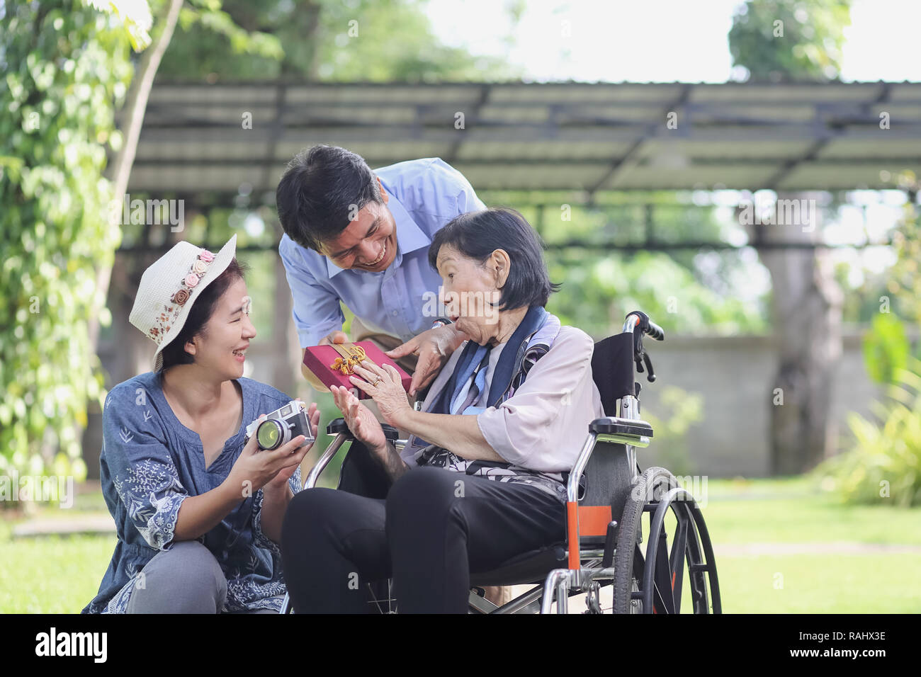 Fils et Fille mère âgée dans les petits cadeaux Banque D'Images