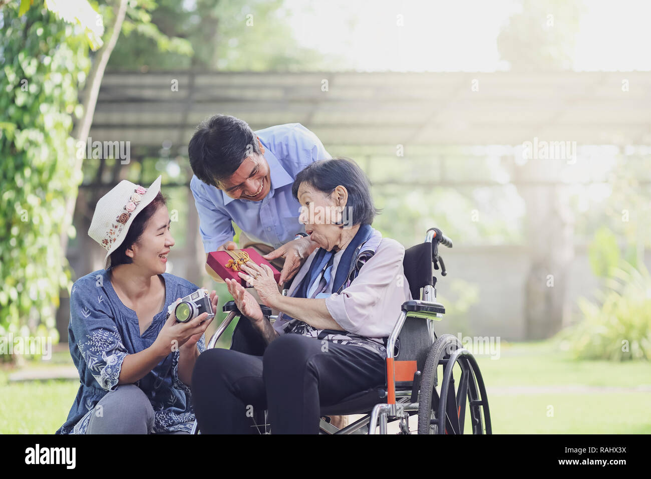 Fils et Fille mère âgée dans les petits cadeaux Banque D'Images