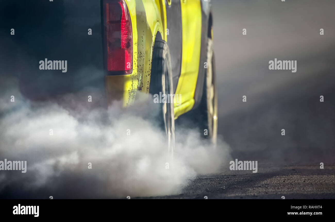 La pollution de l'air d'échappement du véhicule sur route Banque D'Images