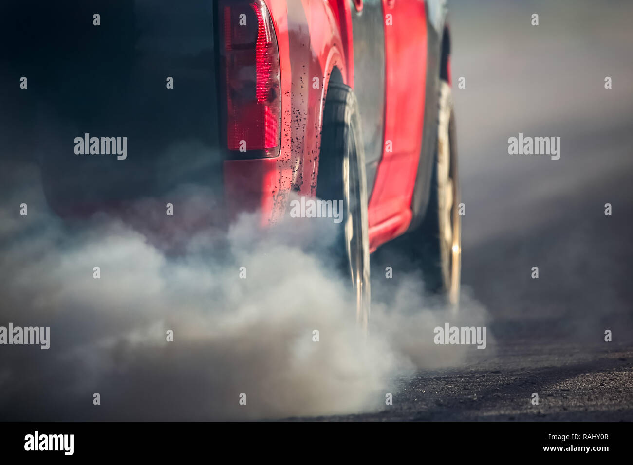 La pollution de l'air d'échappement du véhicule sur route Banque D'Images