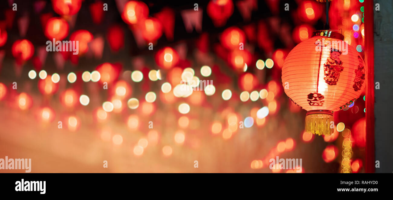 Les lanternes du nouvel an chinois dans Chinatown.Texte sur le sens du bonheur et de la chance lanternes Banque D'Images